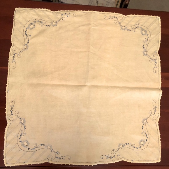 Vintage hand-stitched table topper - Picture 7 of 7